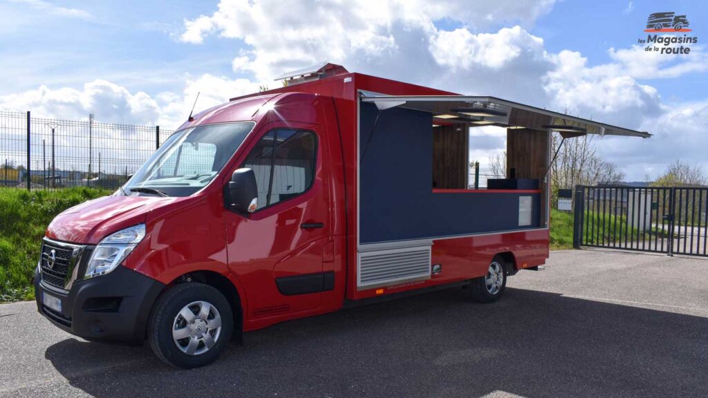 camion pizza rouge sur plancher cabine Nissan